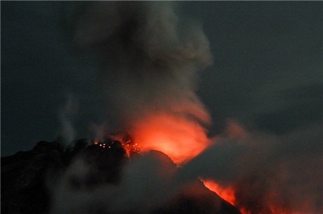 印尼锡纳朋火山喷发如末日降临